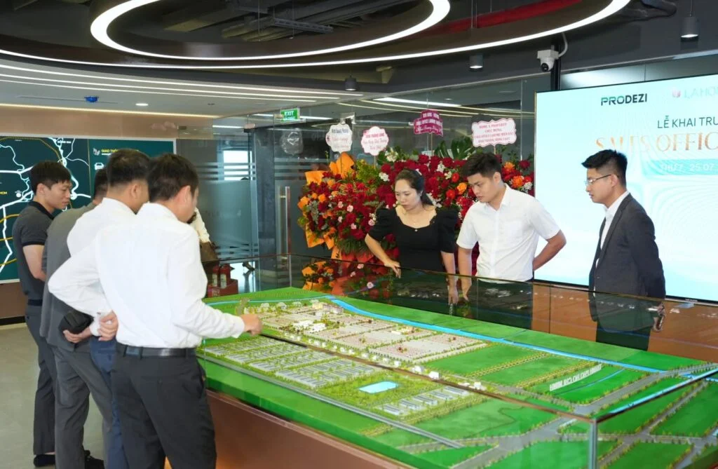 Khách mời được giới thiệu về Sa bàn dự án