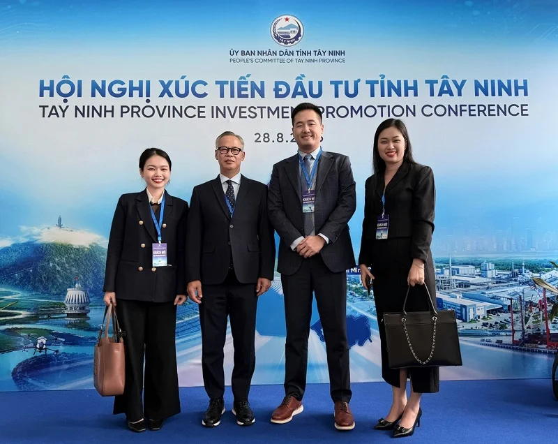 Đại diện KCN Prodezi cùng ông Philippe Phan Van Ho, Tổng Giám đốc Swiss Asia Partner SA - nhà đầu tư Dự án Nhà máy sản xuất sữa Be Milk