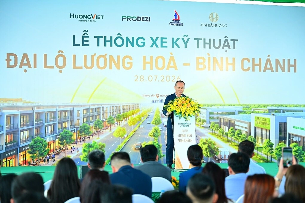 Mr. Huynh Thien Quan, representative of Prodezi Long An JSC, at the boulevard opening ceremony.