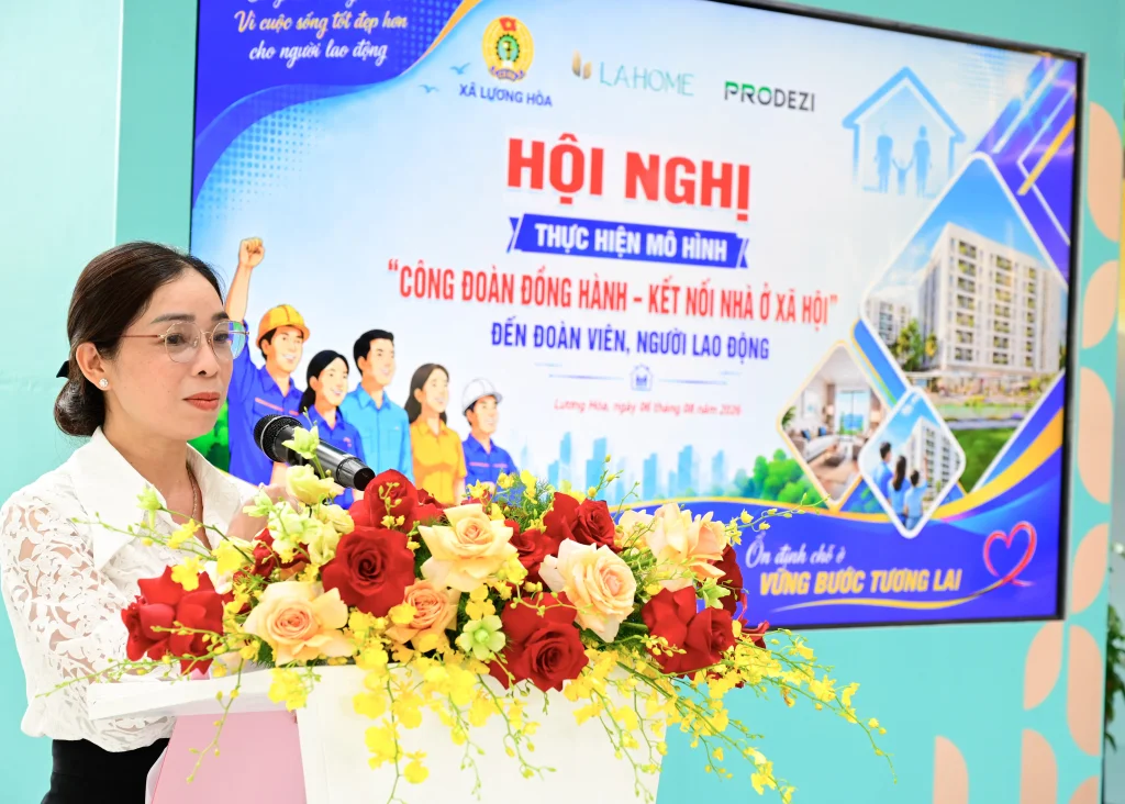 Phó Bí thư Thường trực Đảng ủy Nguyễn Anh Thư