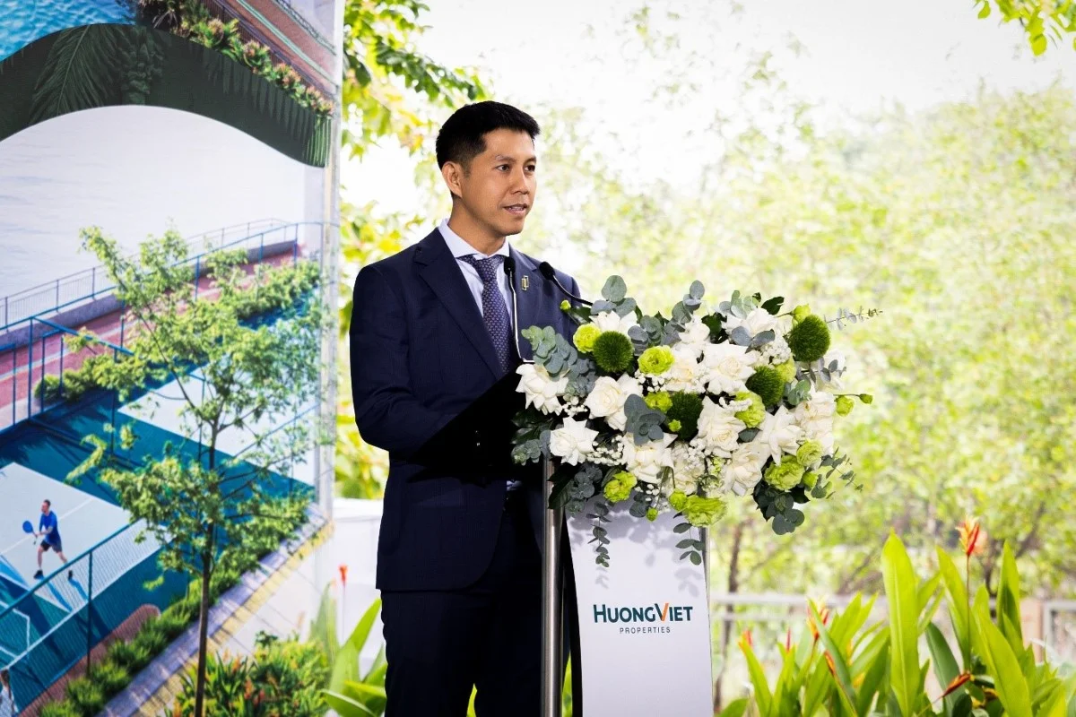 Ông Nguyễn Sĩ Toàn, Giám đốc Điều hành Khối Kinh doanh Bất động sản Nhà ở Cao tầng, Hướng Việt Properties phát biểu tại buổi khởi công