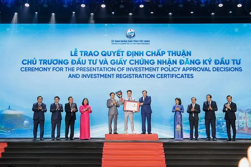 Đại diện Leachan Vietnam nhận Giấy chứng nhận đăng ký đầu tư Dự án Nhà máy sản xuất sợi tại Hội nghị Xúc tiến đầu tư tỉnh Tây Ninh năm 2026